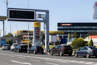 Obrazem: Benzinka prolomila cenovou hranici. Křižovatku brzdí kolony - Seznam Zprávy